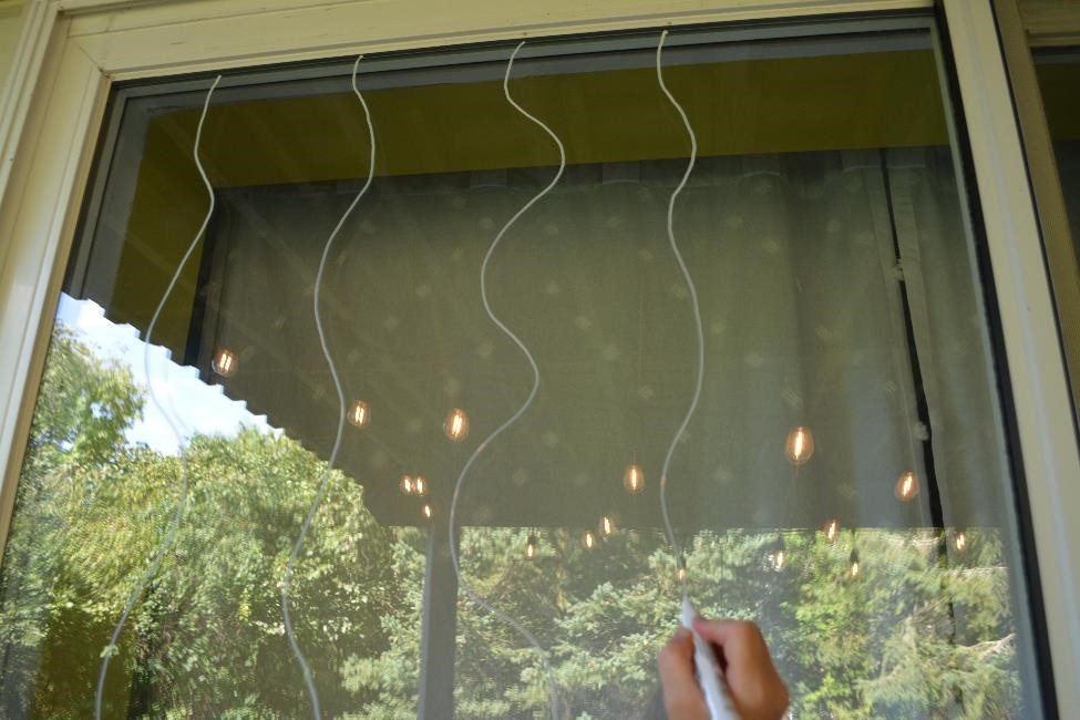 Drawing wavy lines down the length of a window.